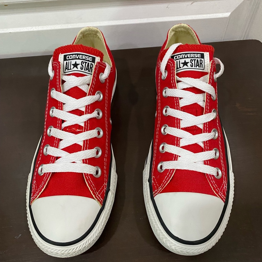 Women’s Red Converse low top sz 8